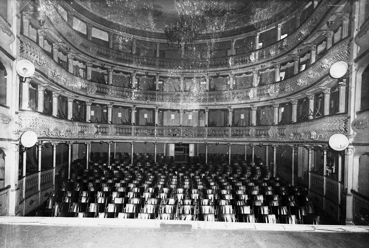 Teatro Apolo, interior 1957.jpg Teatro Apolo, interior 1957.jpg