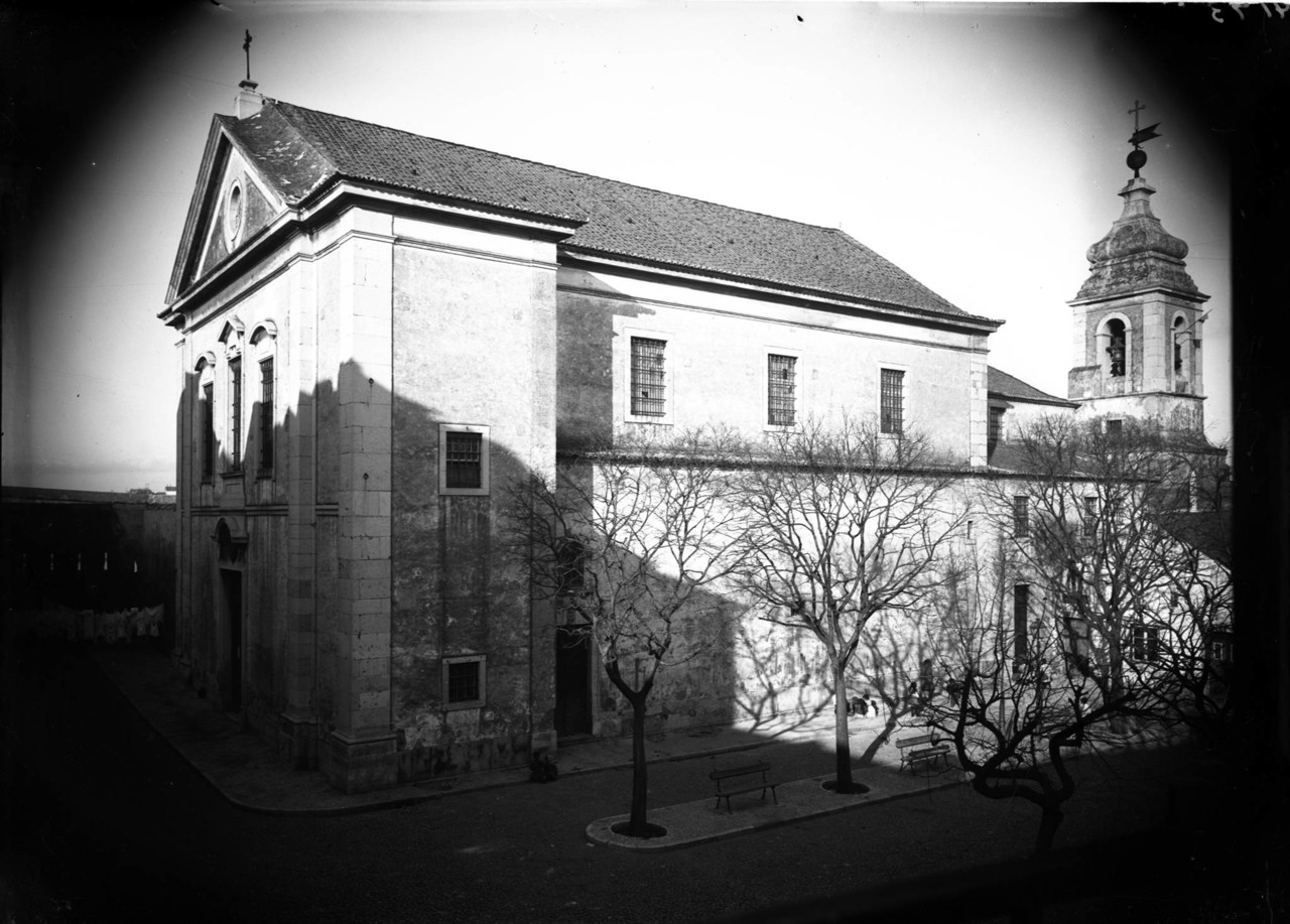 Igreja de Santa Cruz do Castelo, fachadas principa