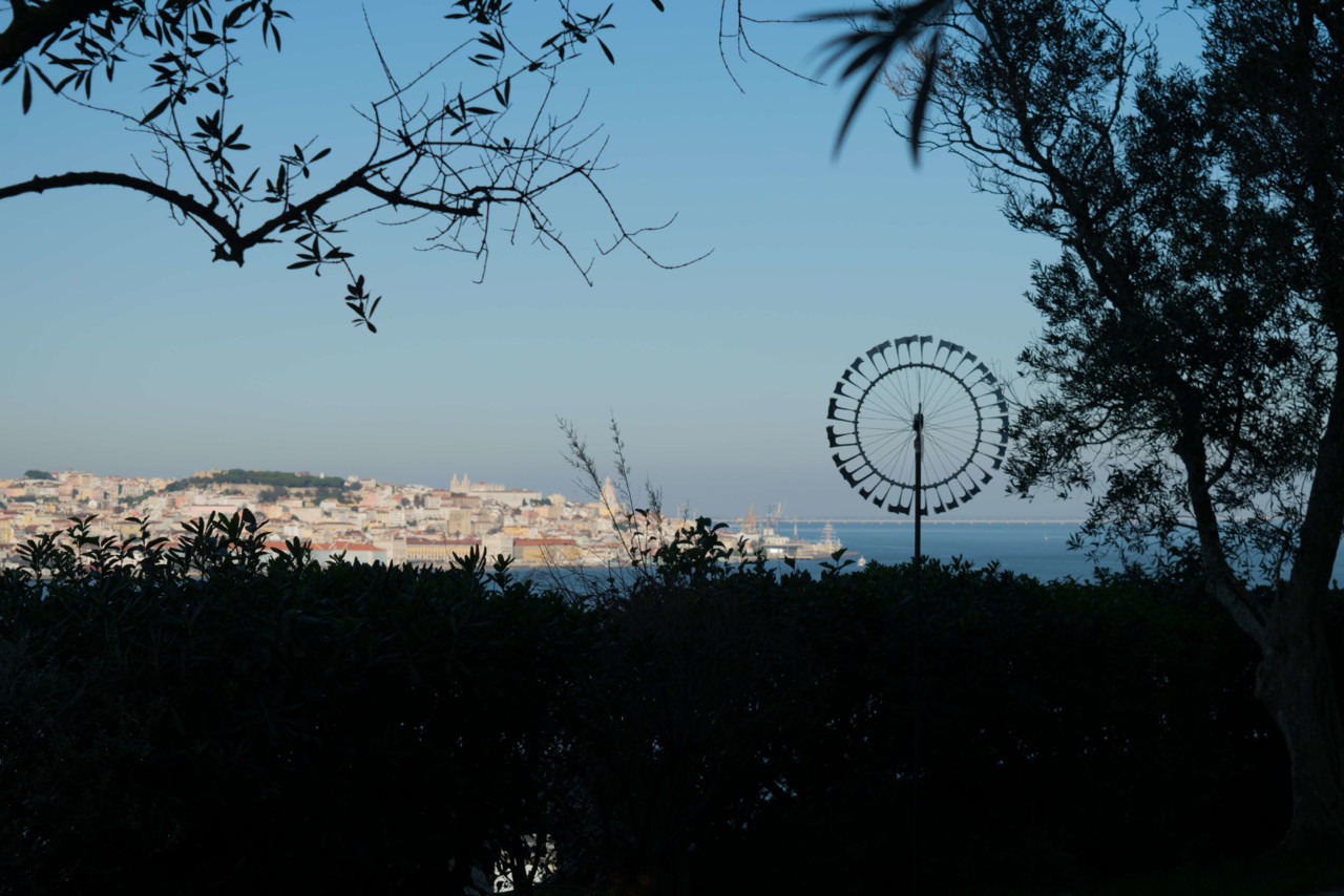 Casa da Cerca, cata-vento no jardim