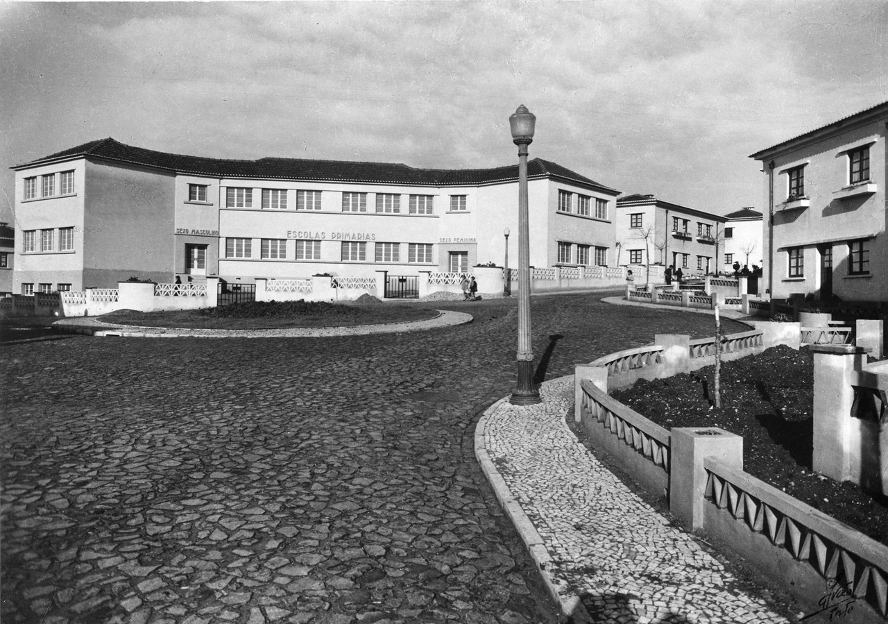 Bairro social, escola primária, ant. 1945, foto d