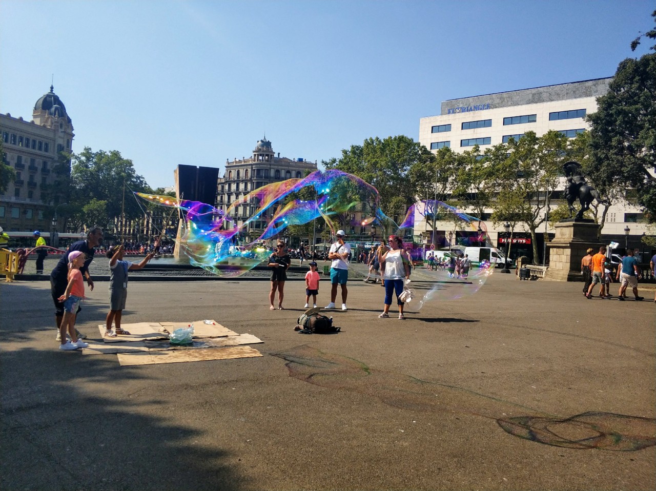 Bolas de sabão na Praça de Catalunha.jpg