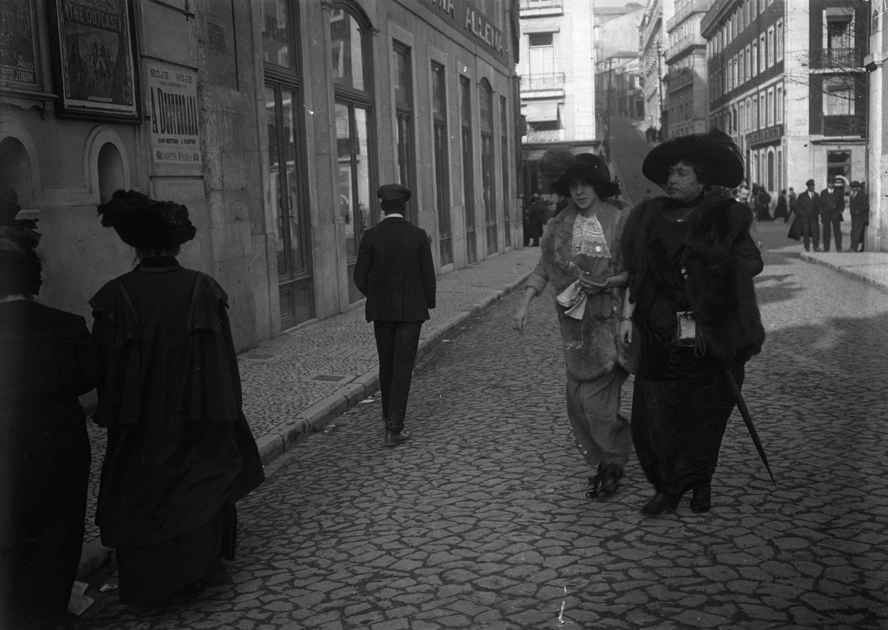 Senhoras passeando junto do cinema Chiado Terrasse Senhoras passeando junto do cinema Chiado Terrasse