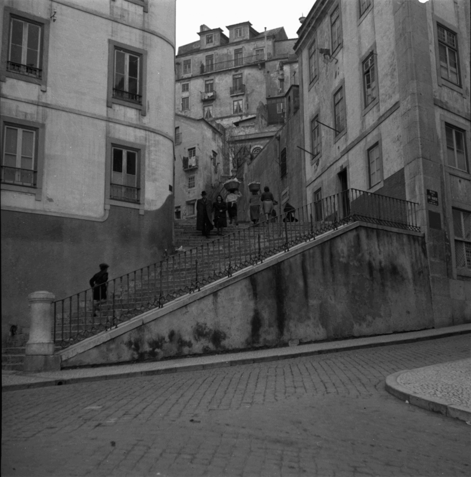 Escadinhas de São Crispim, 1945, foto Fernando Ma
