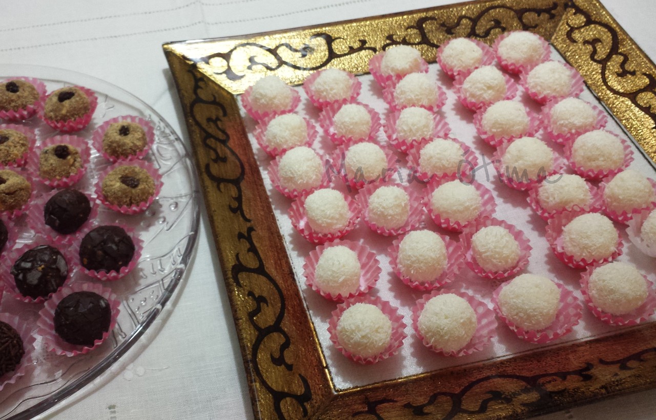 brigadeiros de coco2.jpg