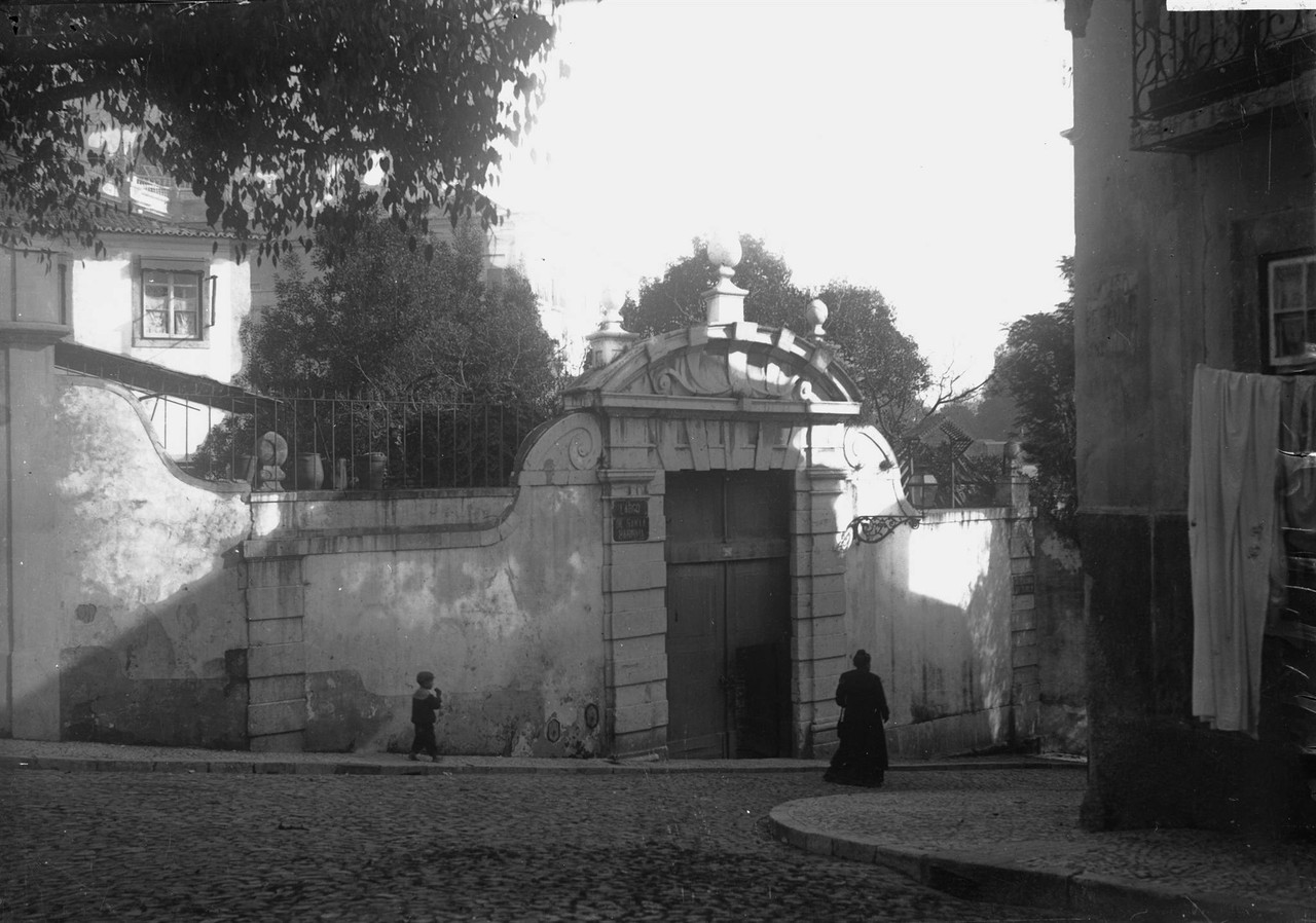 Largo de Santa Marinha, foto de José Arthur Leit Largo de Santa Marinha, foto de José Arthur Leit