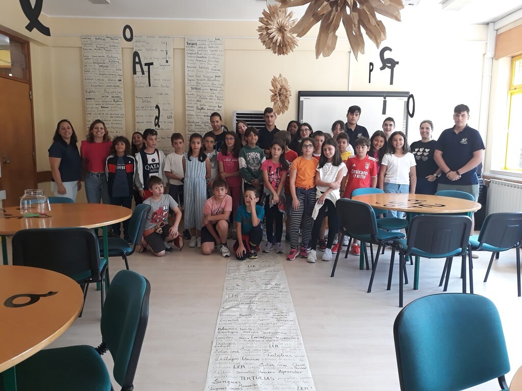 5 grupo na biblioteca.jpg