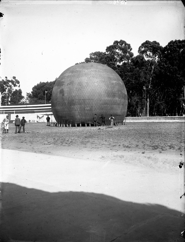 Enchendo o balão Nacional no hipódromo de Palhav