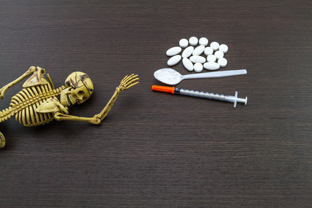 70639671-cráneo-y-drogas-con-jeringa-de-insulina-