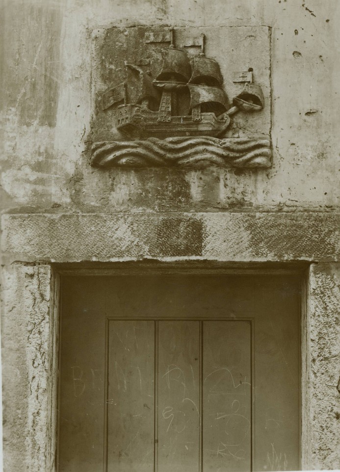 aCaravela foreira no nº 4 da travessa de São Jo aCaravela foreira no nº 4 da travessa de São Jo