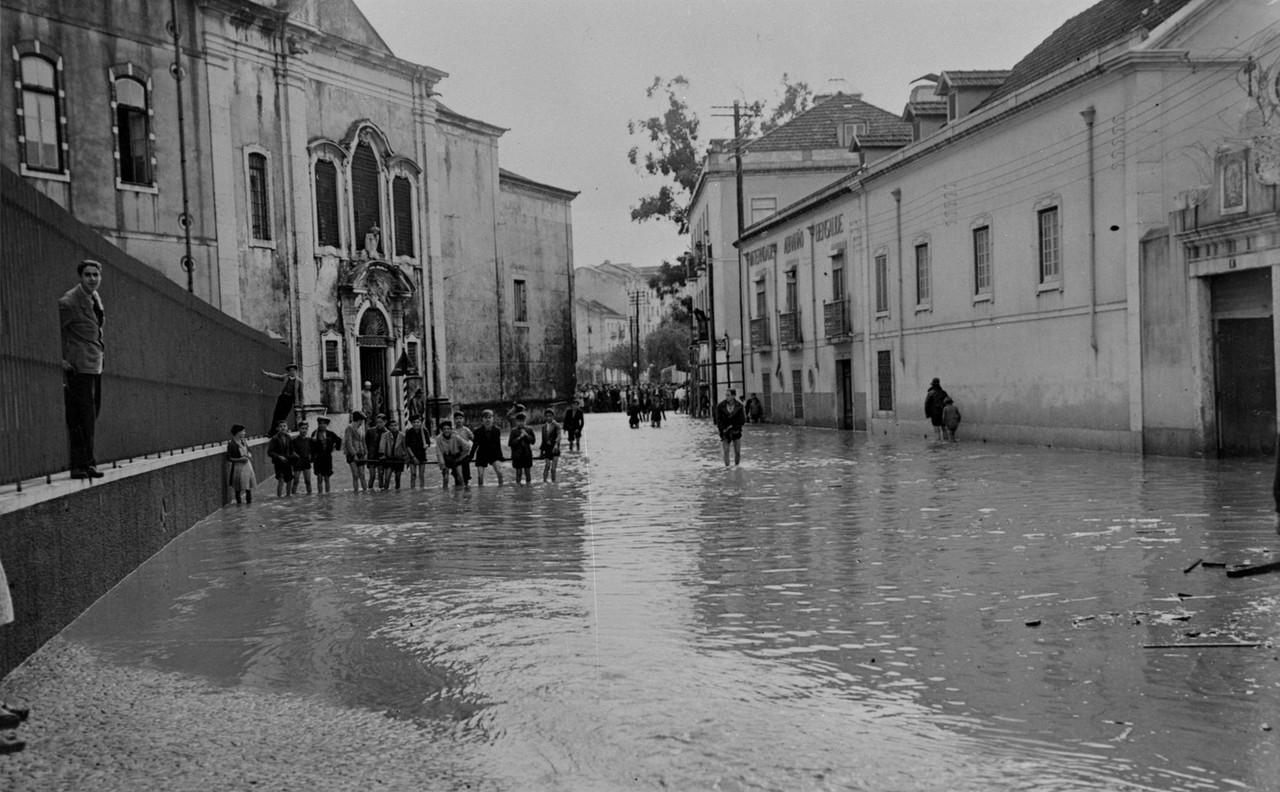Inundações, à esquerda a capela do Hospital Cur