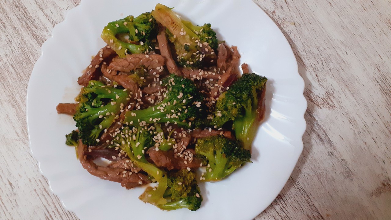 Fígado de frango caseiro frito com molho de soja, tomate, cebola e