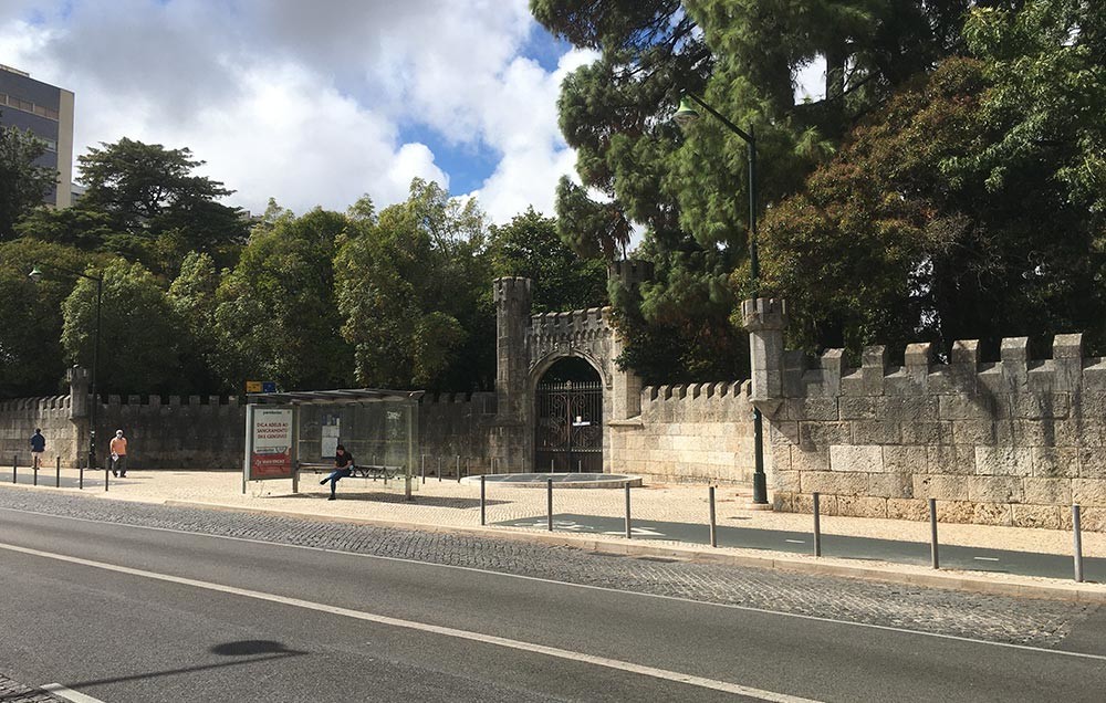 O antigo portão do Parque de Santa Gertrudes, que servirá de futura entrada sul no jardim da Gulbenkian a partir da rua Marquês de Fronteira.