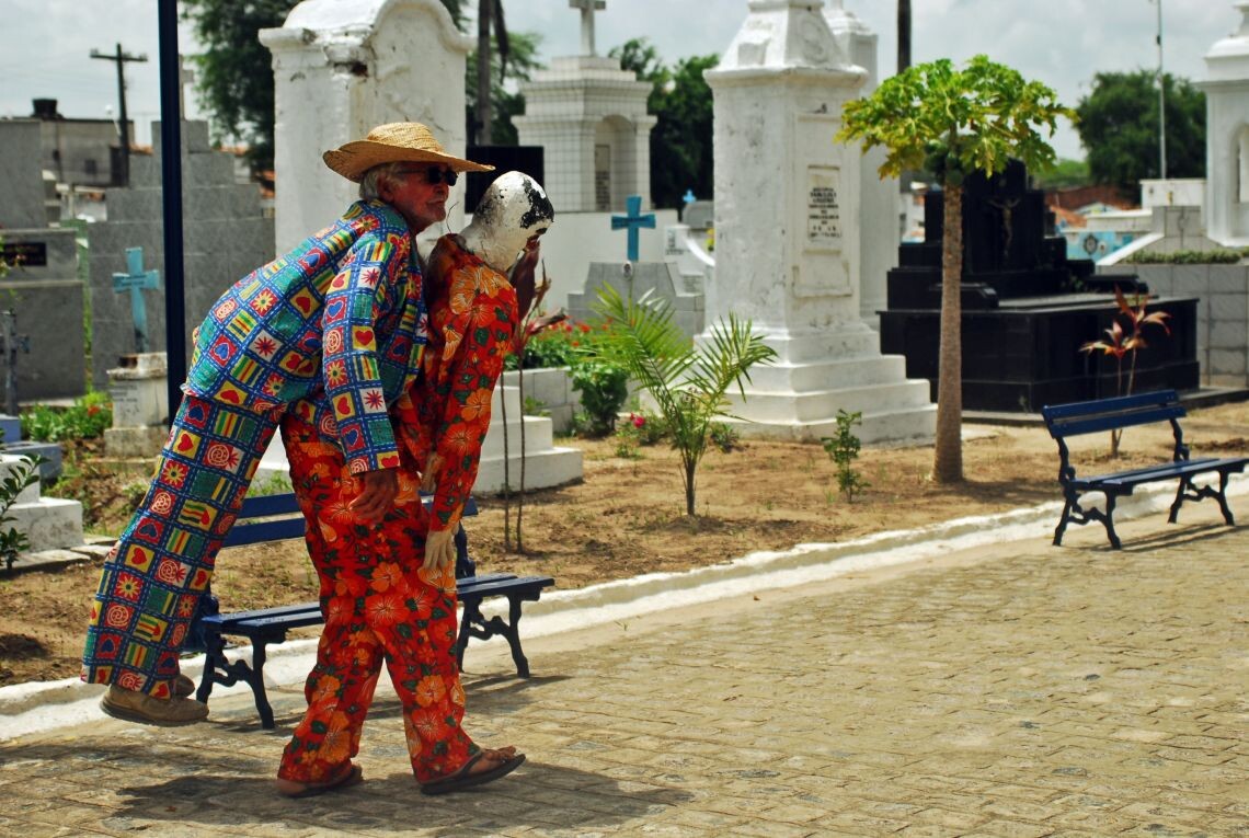 morto carregando o vivo.jpg