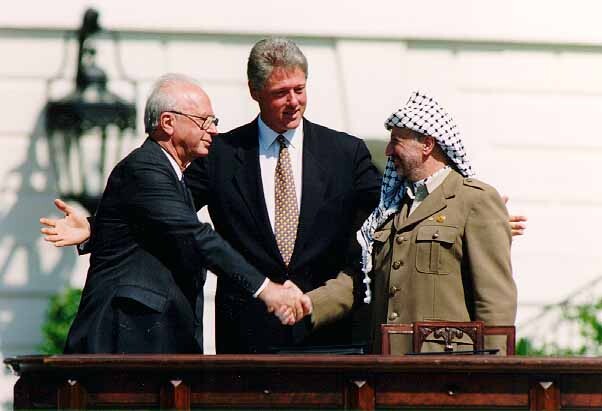 Aperto de mão entre o então líder palestiniano Yasser Arafat e o primeiro-ministro israelita Yitzahk Rabin, a 13 de setembro de 1993 _ Vince Musi / The White House (Domínio Público)
