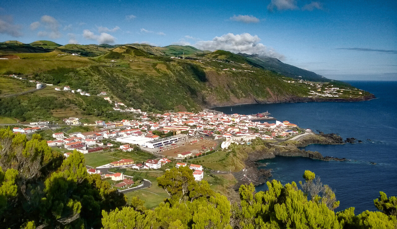 Velas Ilha de Sã Jorge com vista da vila das vela