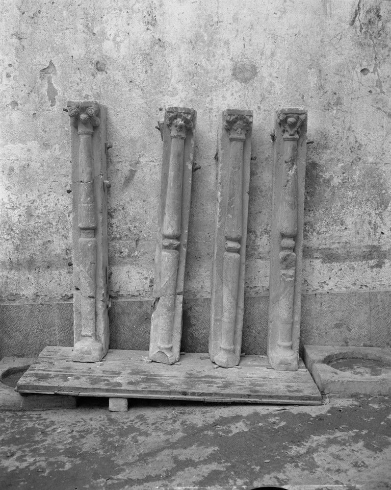 Capitéis e colunas retiradas da bica do Desterro,