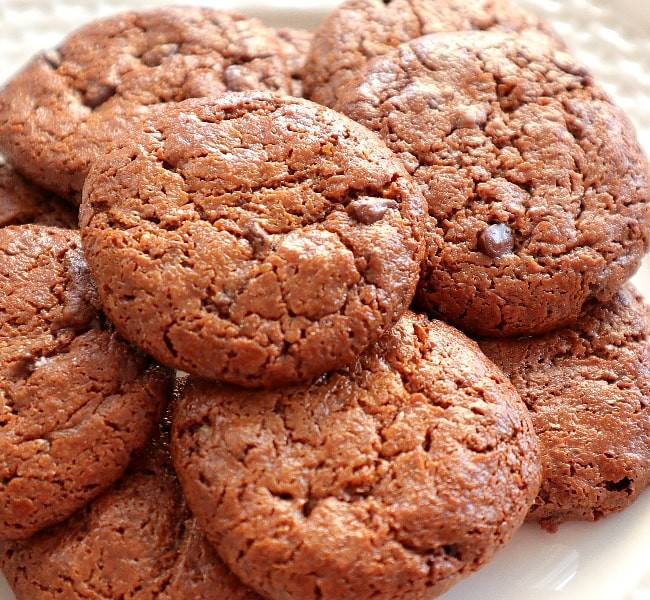 bolachas de manteiga de amêndoa com pepitas de chocolate