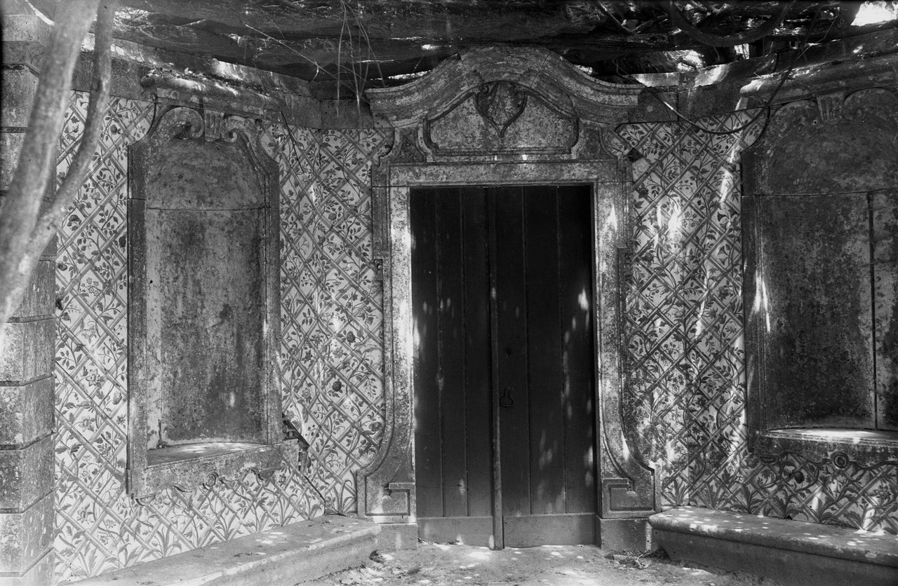 Quinta da Alfarrobeira, merendeira junto do Palác