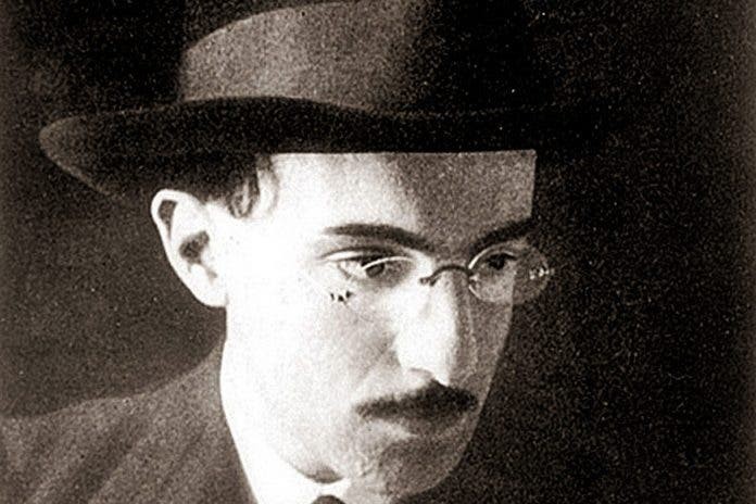fernando-pessoa-poeta-portuguecc82s-696x464.jpg