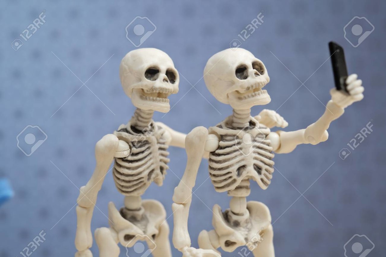 61928455-selfie-skeletons-self-portrait-with-his-w
