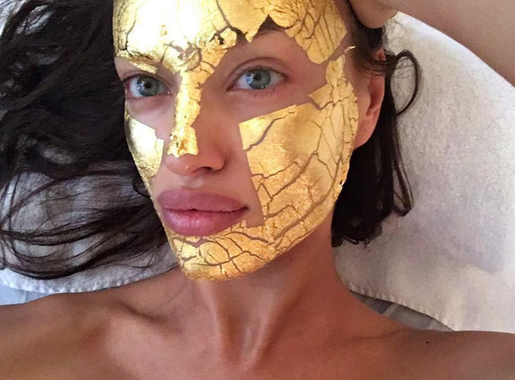 irina-shayk-mascara-de-ouro-para-rosto.png