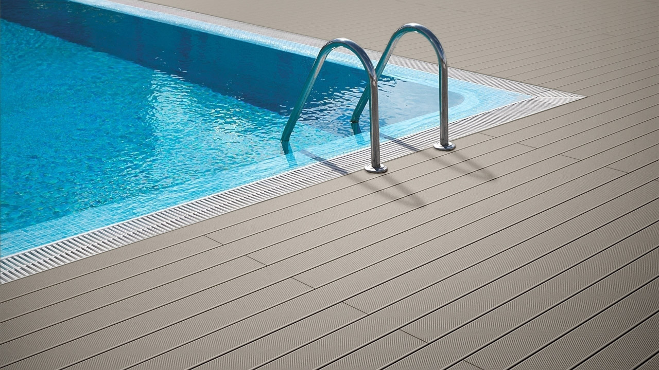 deck-composito-junto-a-piscina.jpg