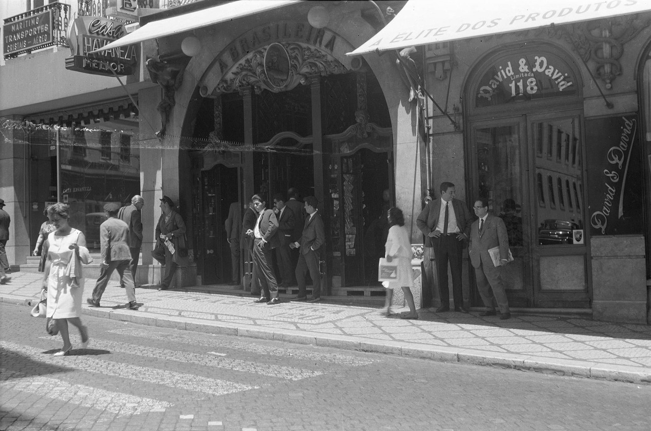 Café A Brasileira do Chiado, 1966, foto de Casa F Café A Brasileira do Chiado, 1966, foto de Casa F