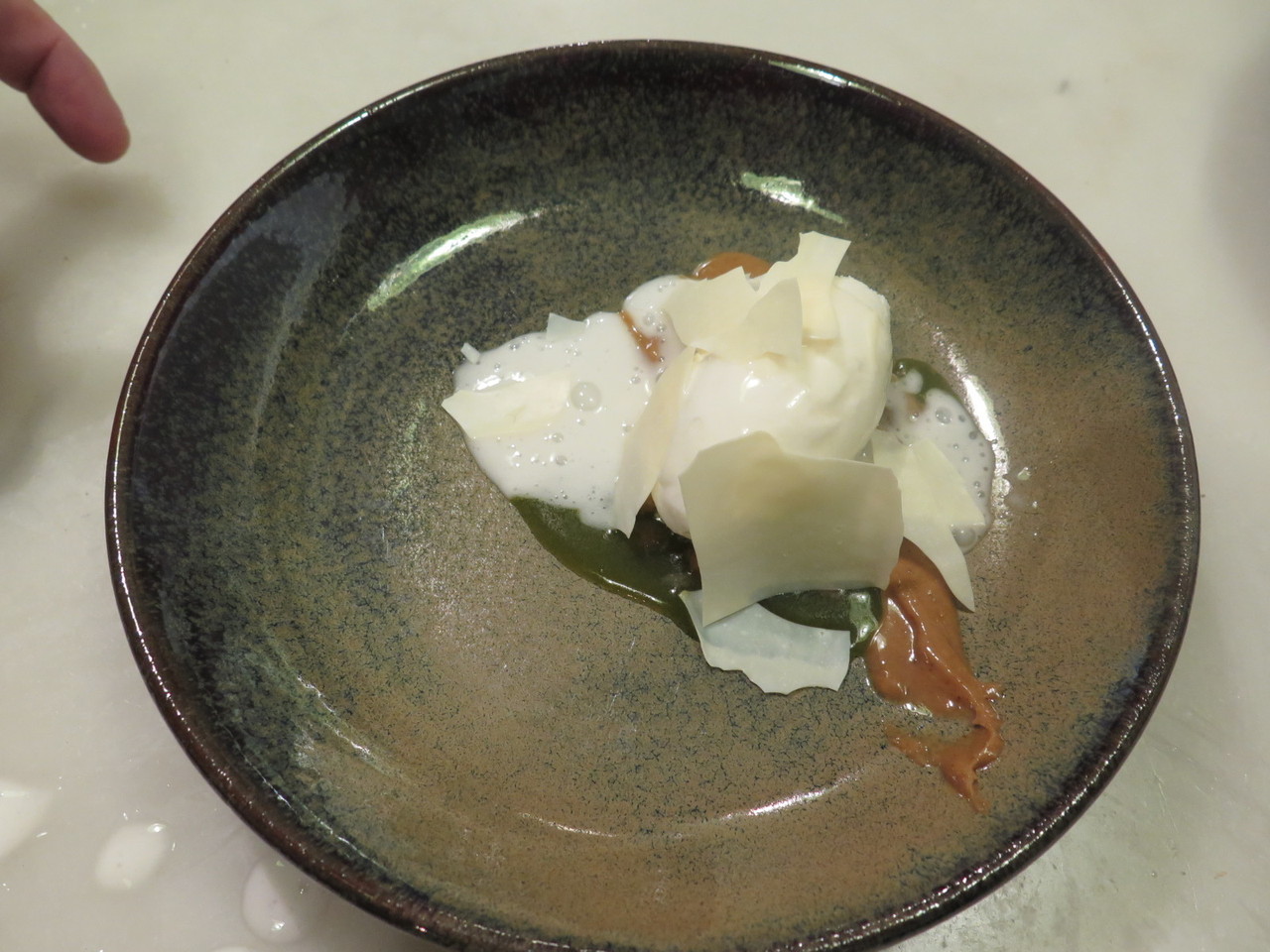 Morangos verdes, iogurte, espuminha de batatinha – Hugo Brito