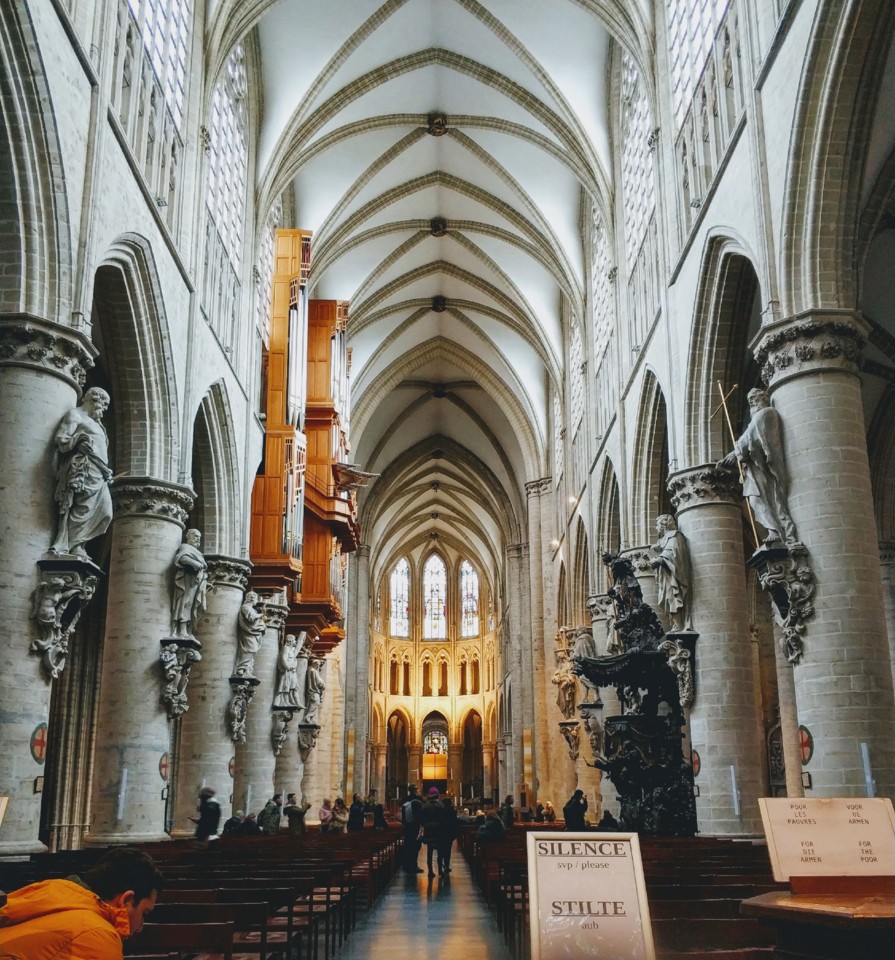 Interior da catedral de São Miguel e Santa Gudula