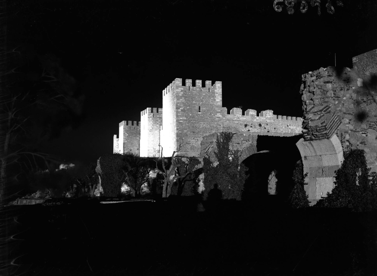O castelo de São Jorge iluminado.jpg O castelo de São Jorge iluminado.jpg