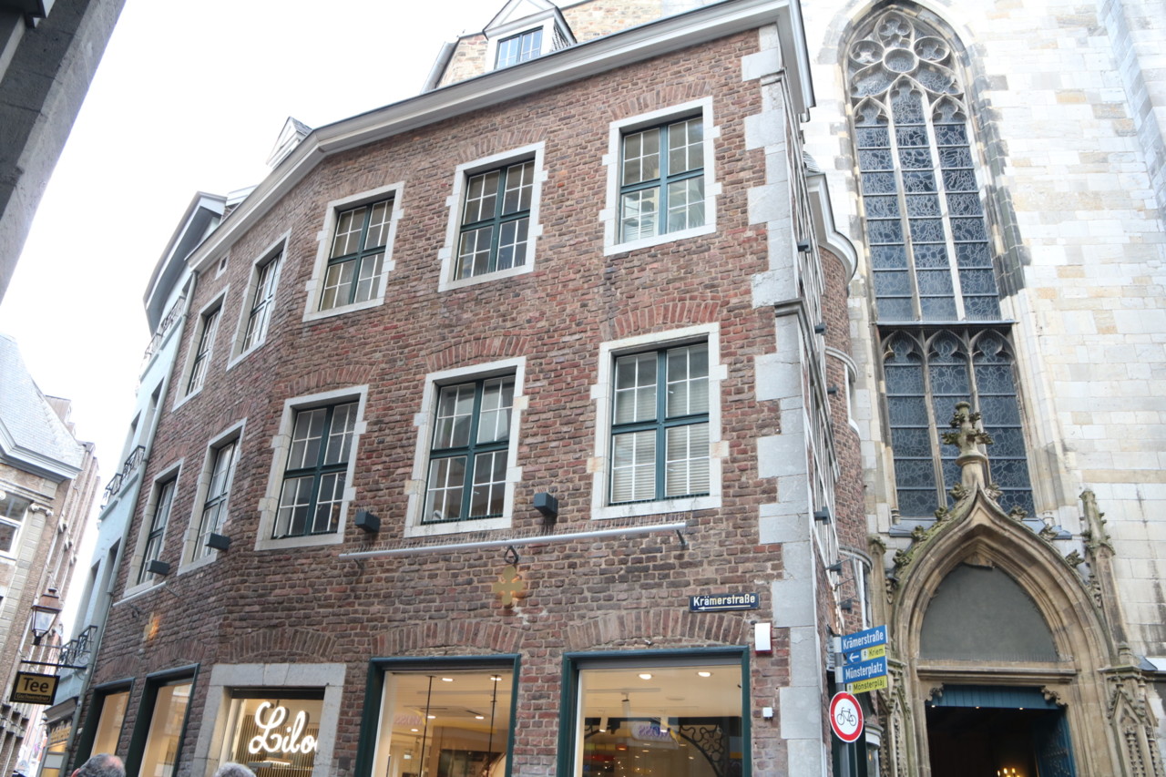 centro da cidade de aachen, munsterplatz