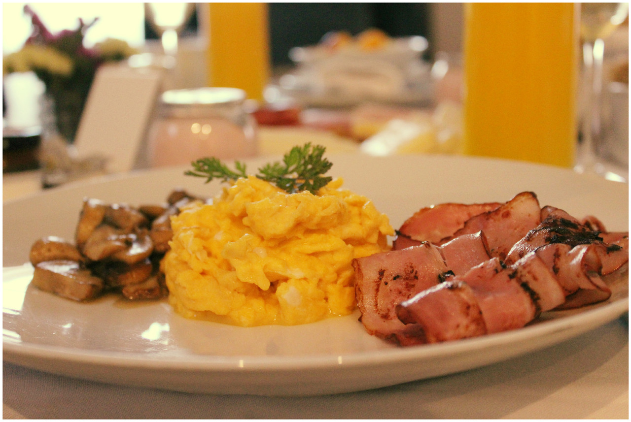 Ovos mexidos, cogumelos salteados e bacon