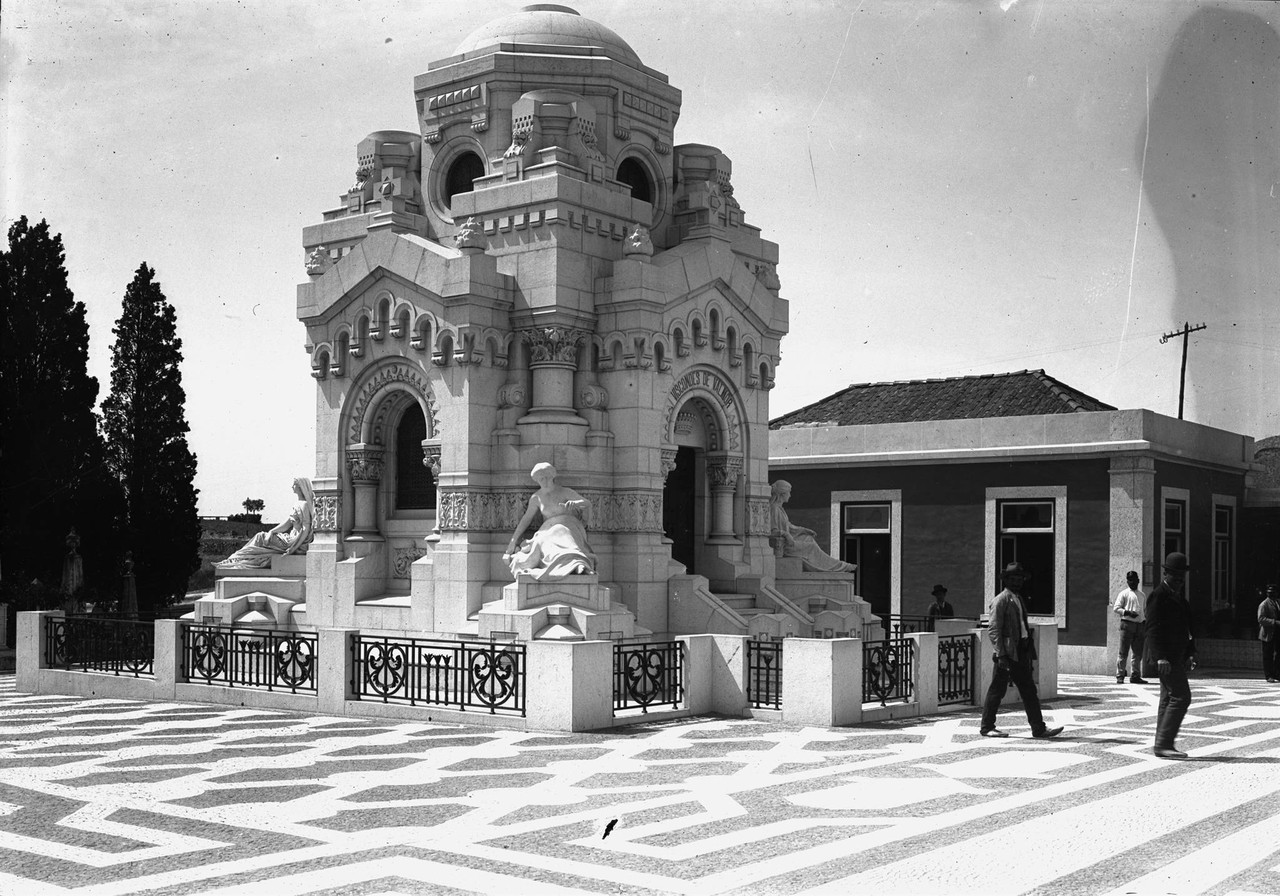 Mausoléu do segundo Visconde de Valmor no cemité