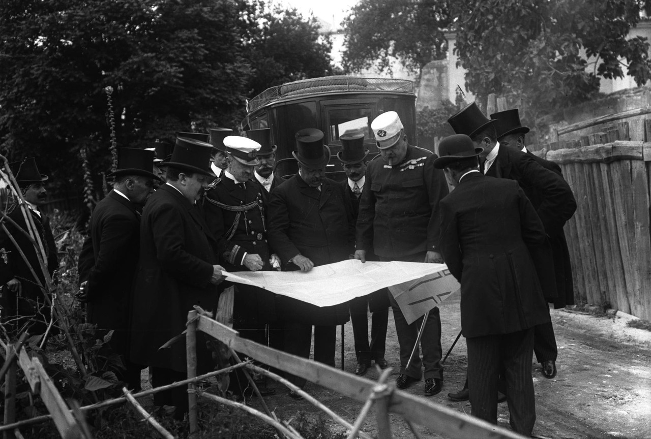 Dom Carlos visita as obras do Liceu Passos Manuel,