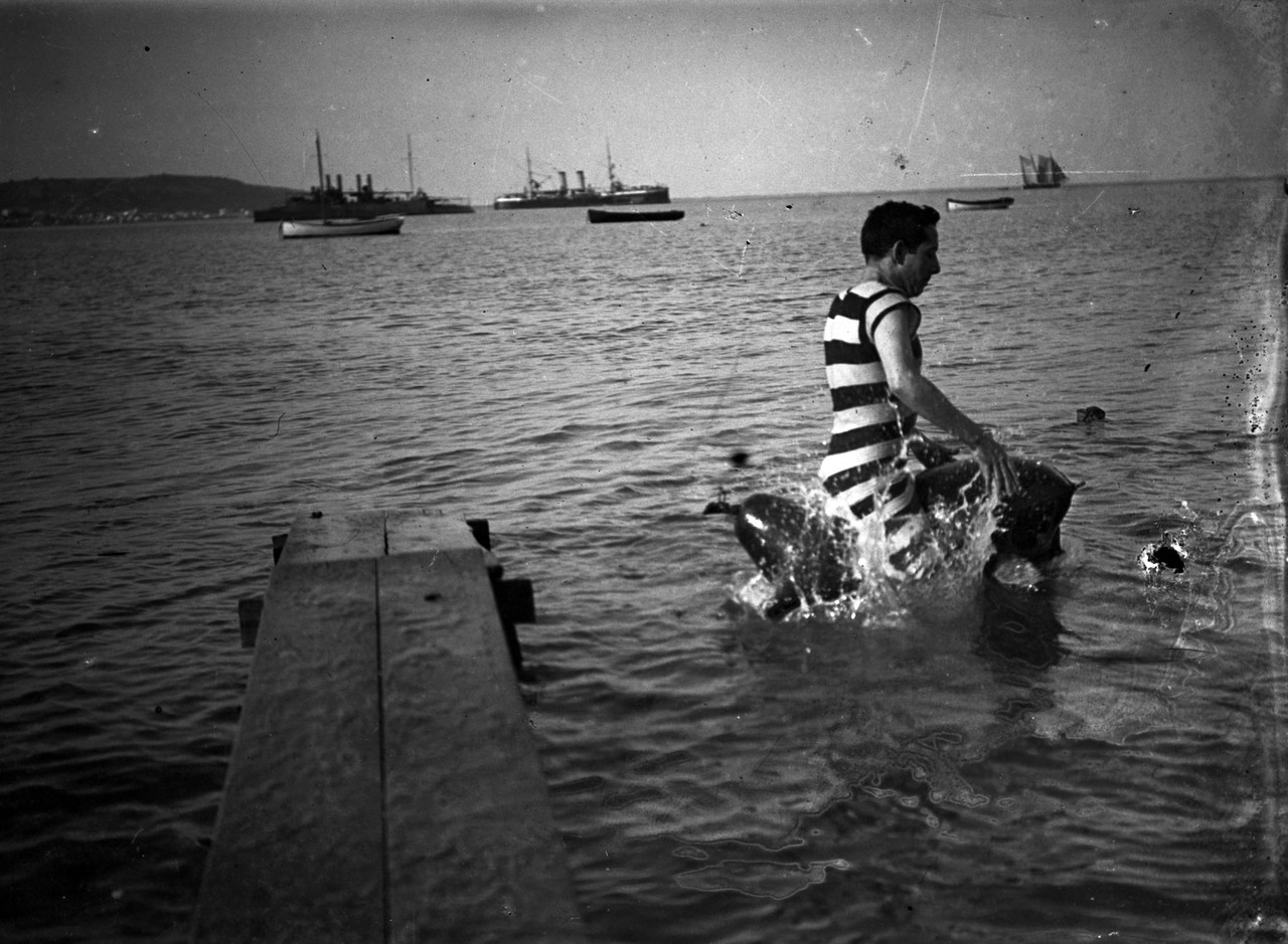 Banhistas na praia de Pedrouços,em segundo plano,