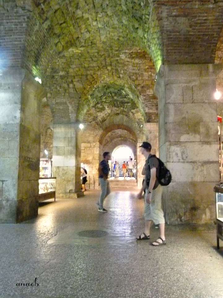 Croácia-Split-Caves do Palácio 3.jpg