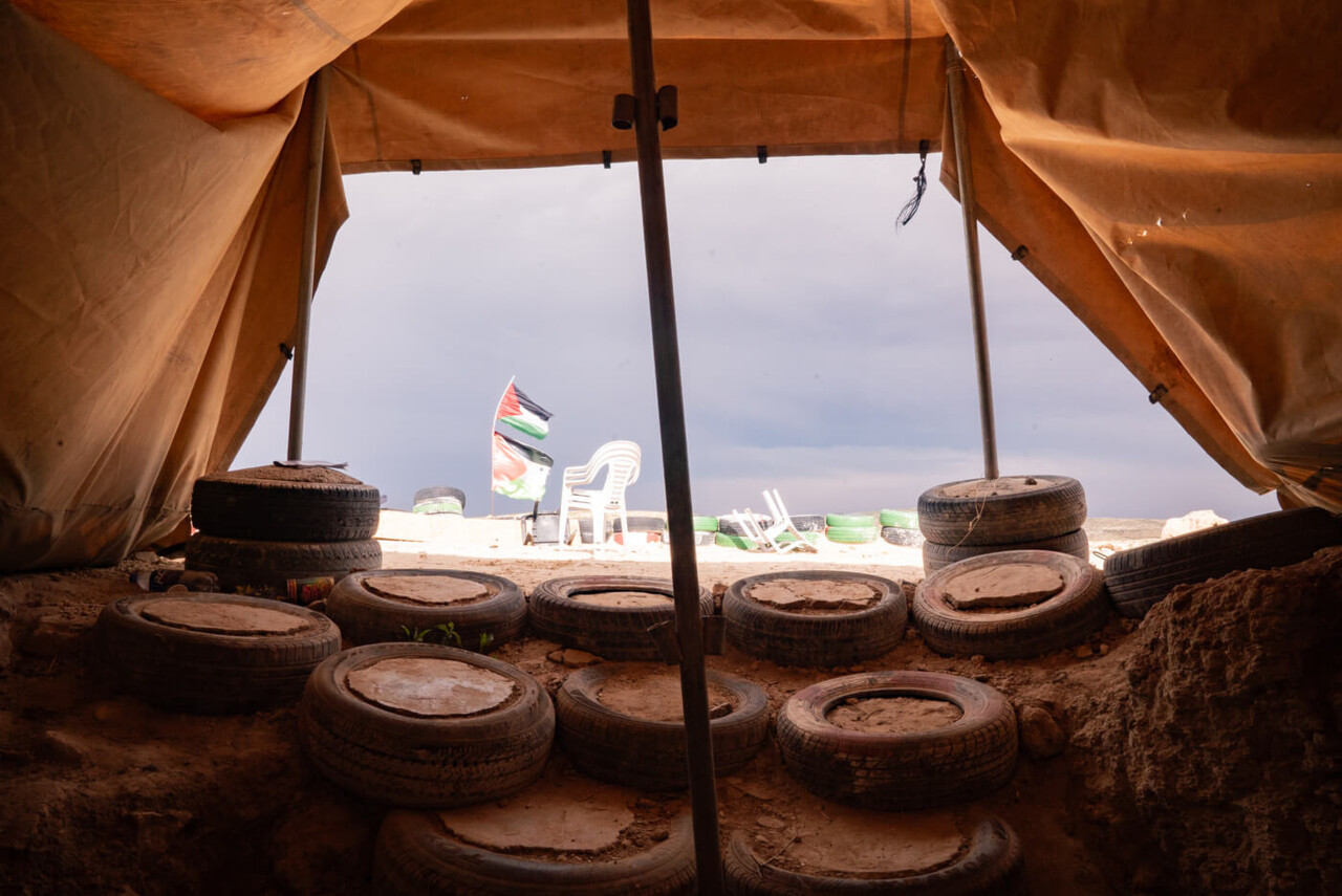 Bandeira palestiniana fincada em frente à entrada da caverna. Ao entrar, a sensação é de silêncio absoluto _ Iuri Barcelos/Agência Pública
