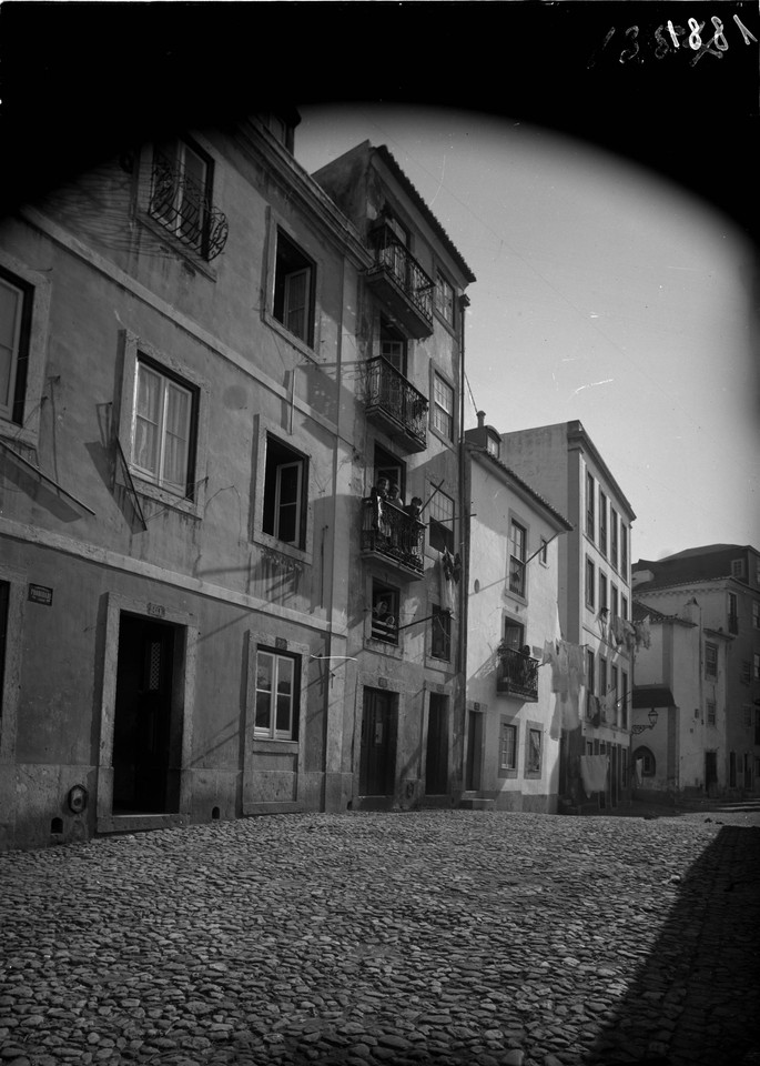 Rua da Achada, 1902, foto de Machado & Souza.jpg Rua da Achada, 1902, foto de Machado & Souza.jpg