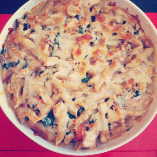 gratinado de massa penne com perú, espinafres e c