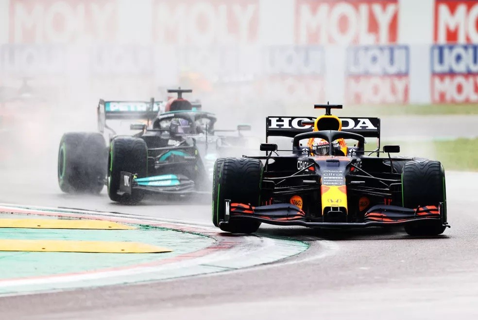Verstappen deslizou sobre a chuva