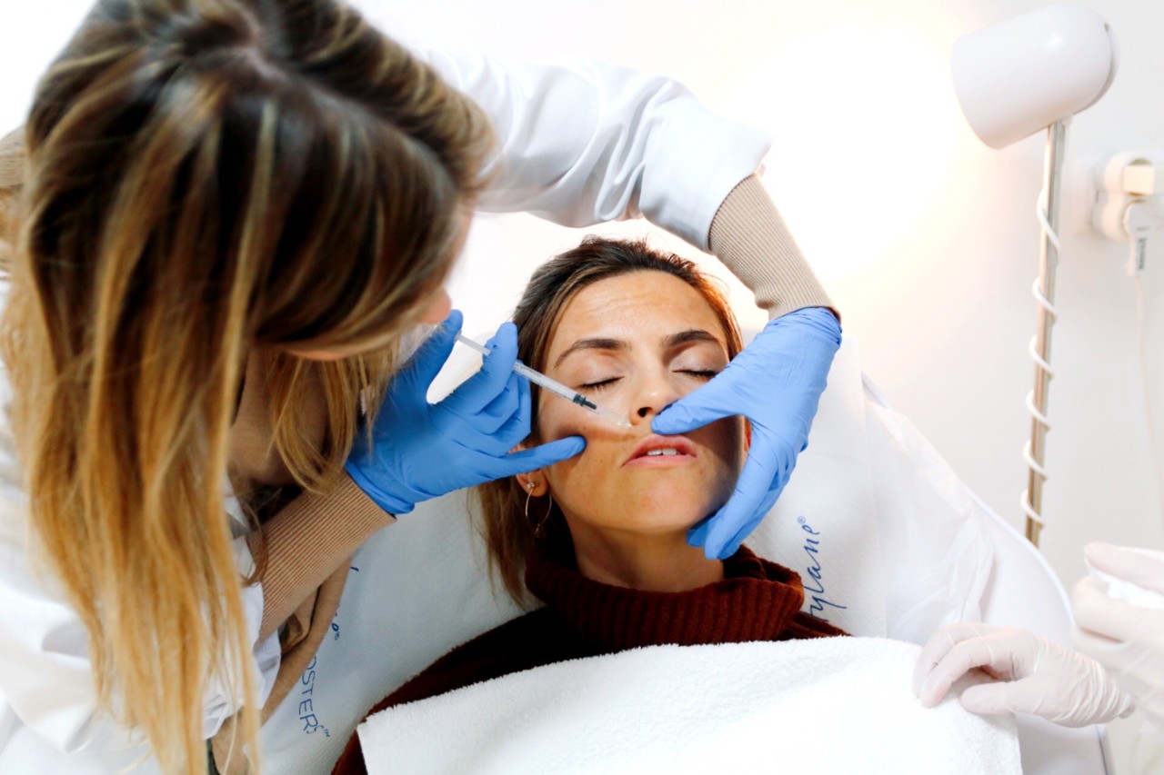 preenchimento de lábios com ácido hialurónico