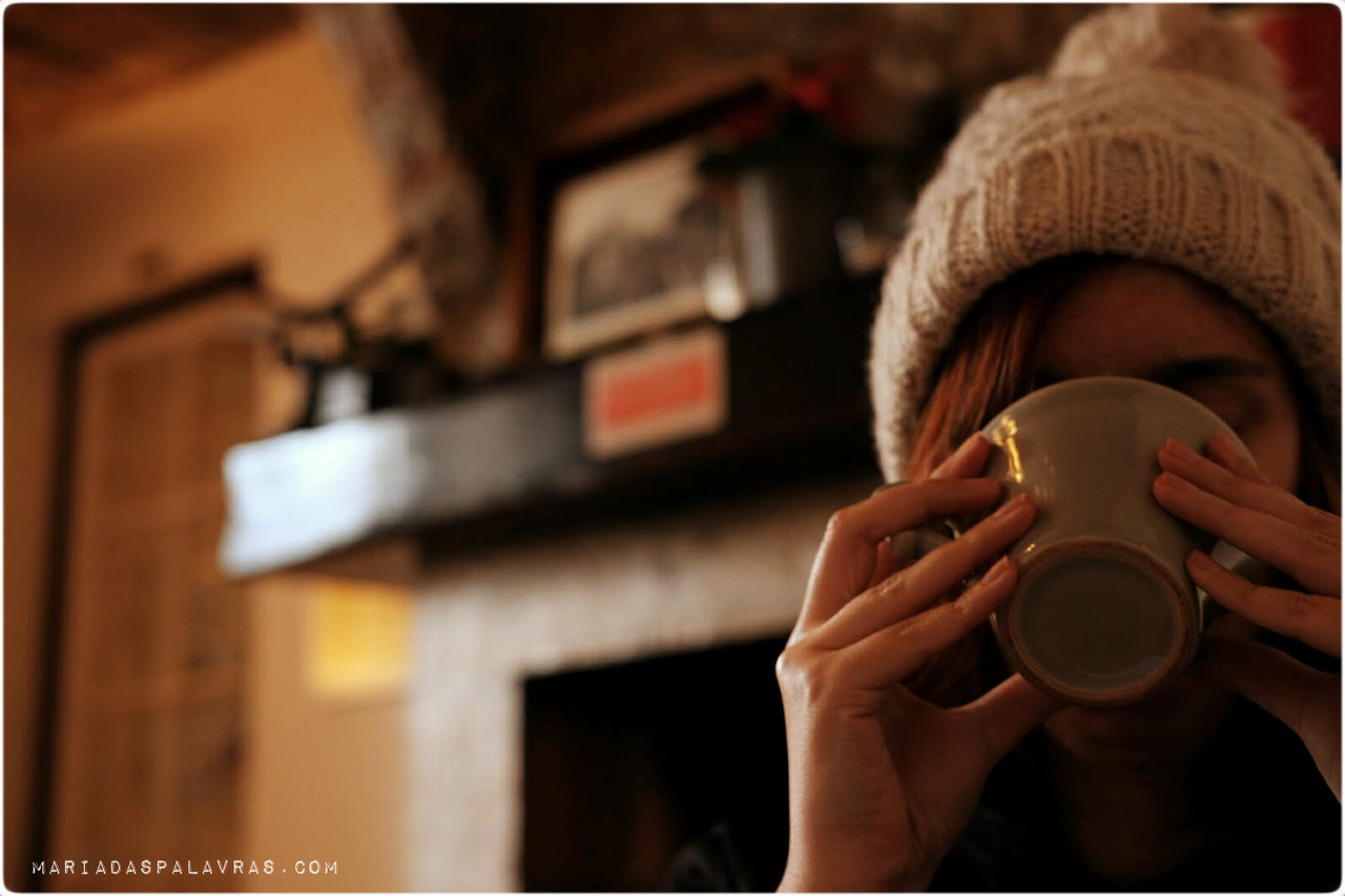 Maria das Palavras a beber cha