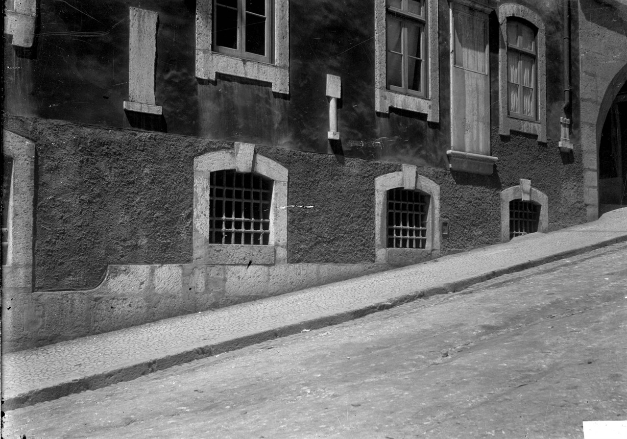 Prédio com lápides romanas, sd, foto de José Ar