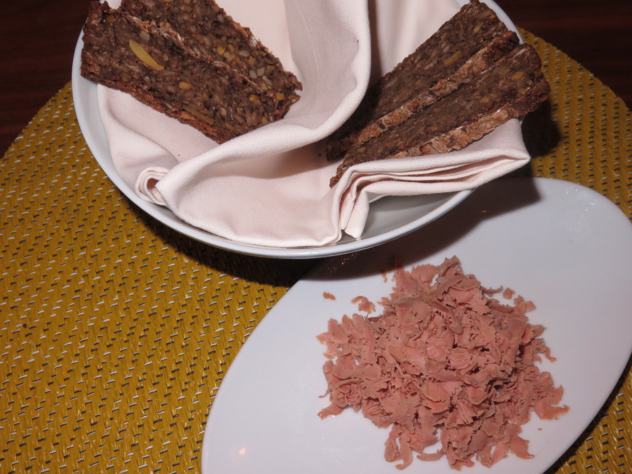 Couvert – Pão de tremoço, centeio e lúpulo. E foie gras de galinha 