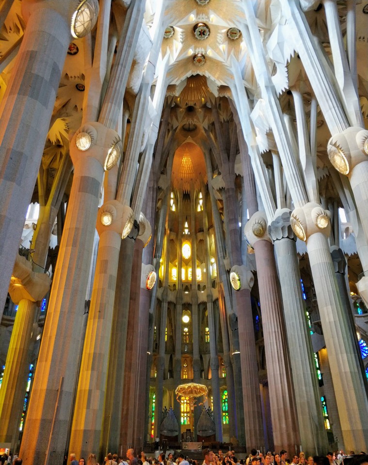 Interior da Sagrada Familia.jpg