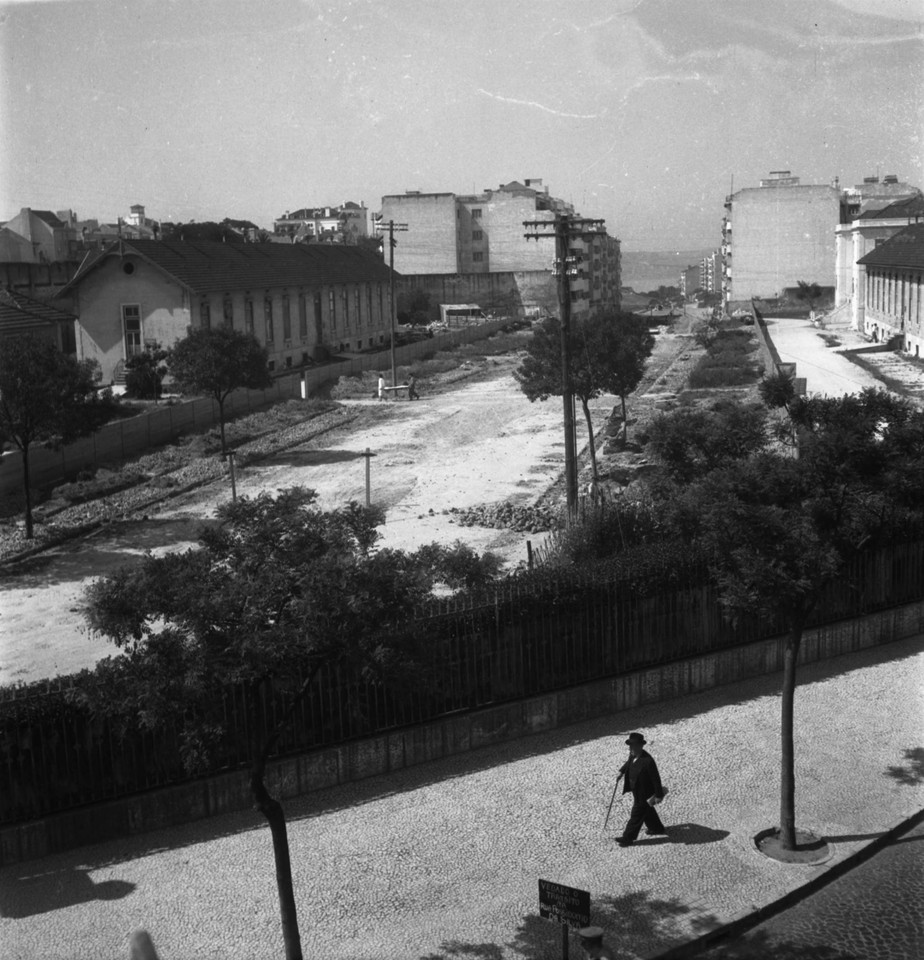 Abertura da avenida Infante Santo, 1949, foto de J