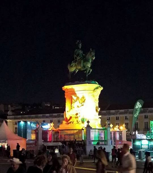 Estátua D. José I arco-íris.jpg