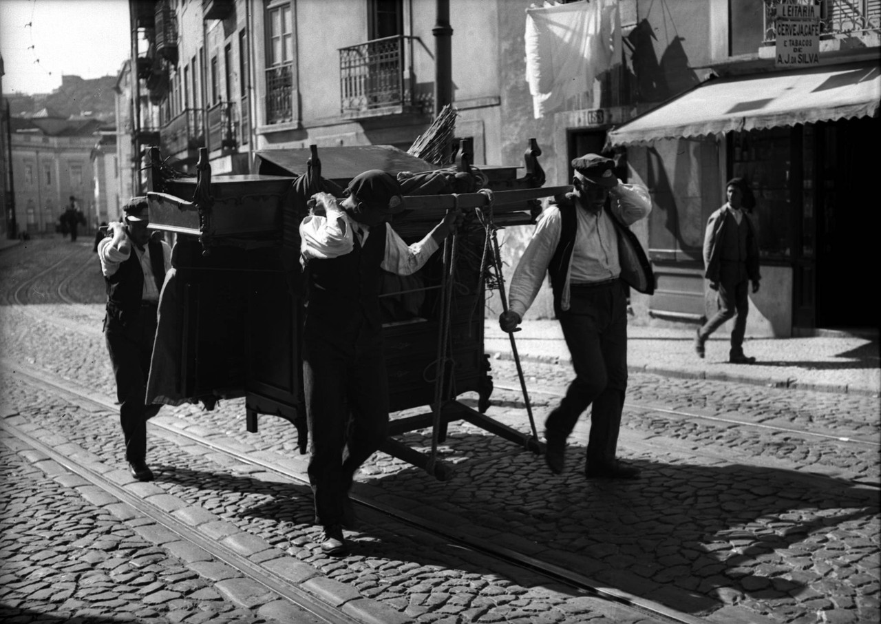 Moços de fretes, sd, foto de Ferreira da Cunha.jp Moços de fretes, sd, foto de Ferreira da Cunha.jp