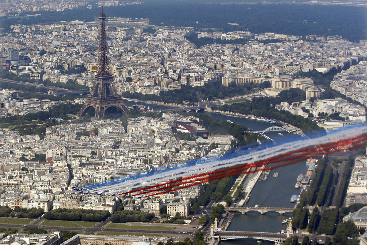 La-patrouille-de-France-a-survole-Paris.jpg