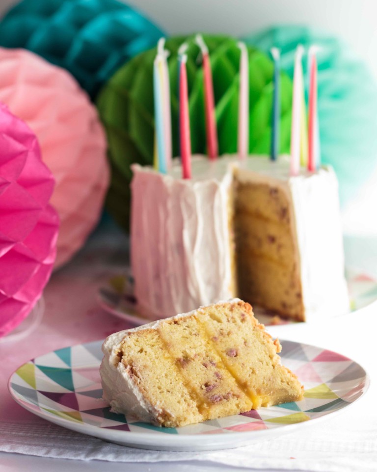 Bolo de chocolate ruby com recheio de lemon curd e cobertura de mascarpone e natas